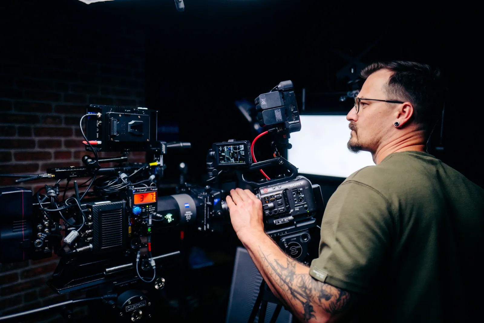 Kameramann an der Sony FX6 neben der Kinokamera mit ZEISS-Objektiv