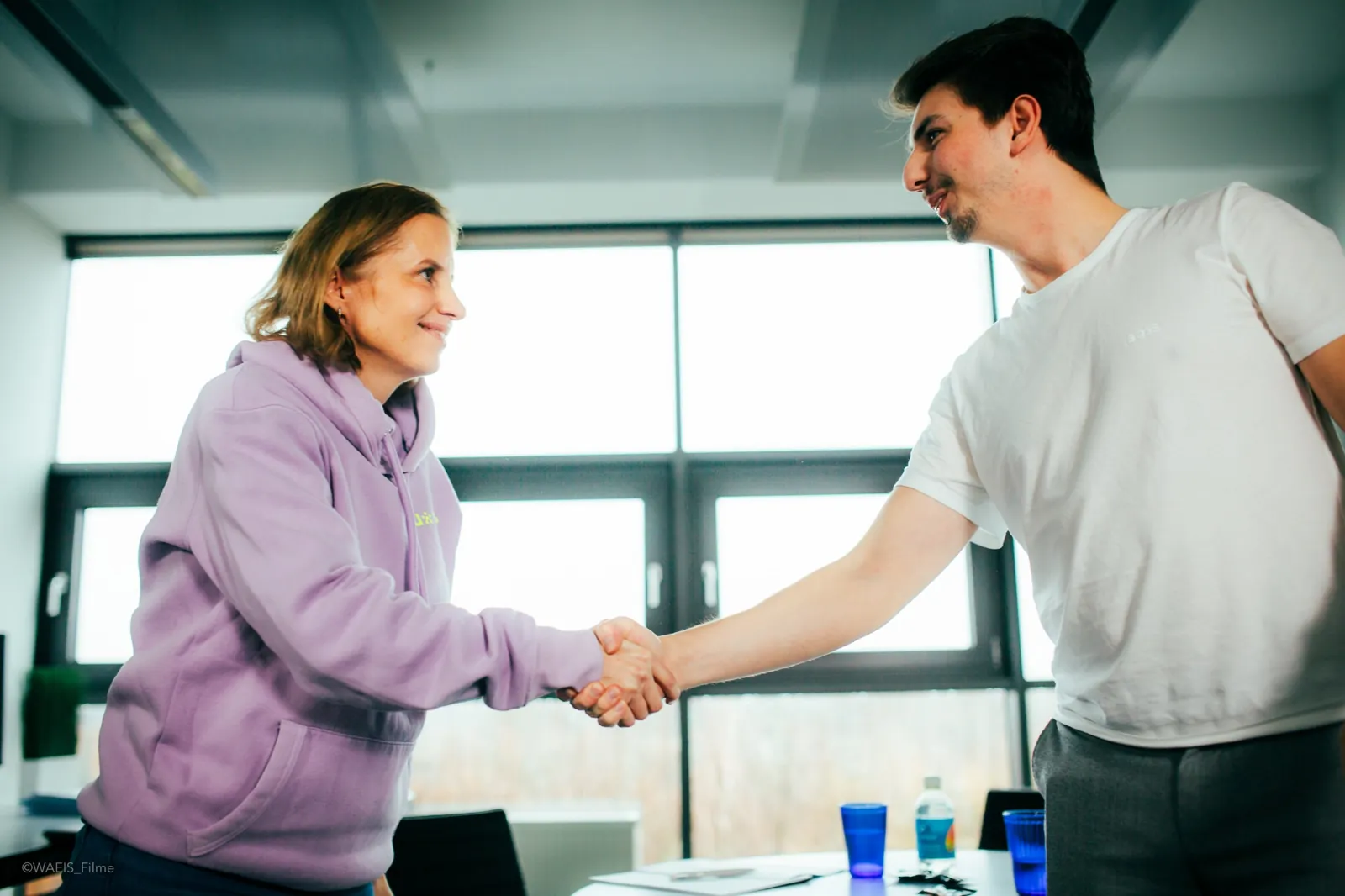 Begrüßung per Handschlag am Set