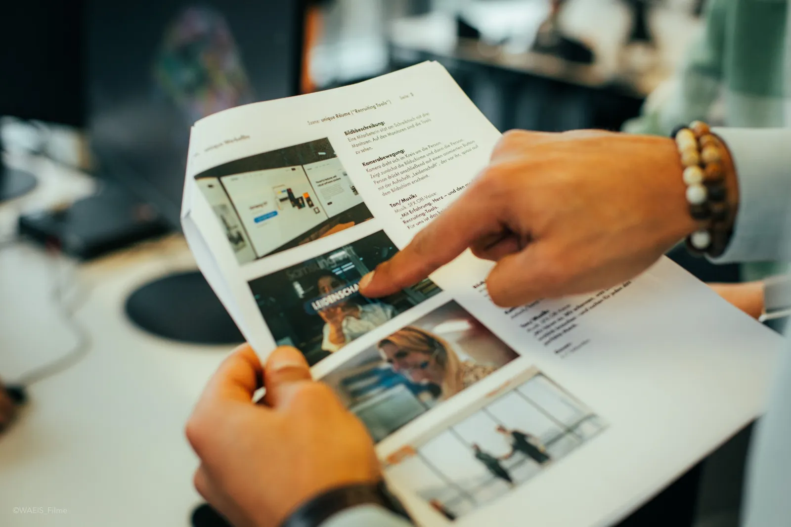 Storyboard wird am Set besprochen