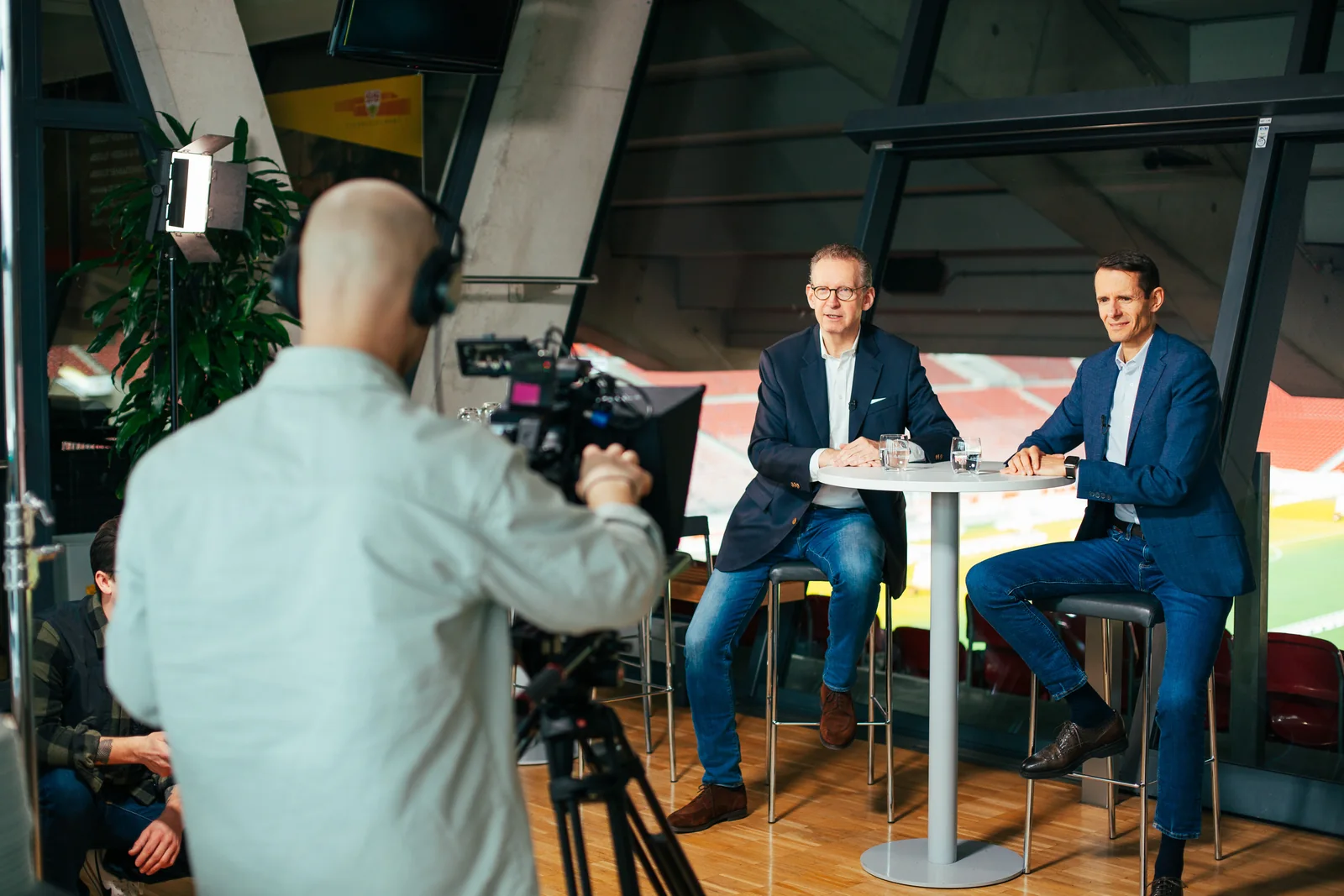 Interview-Dreh mit Blick ins Stadion