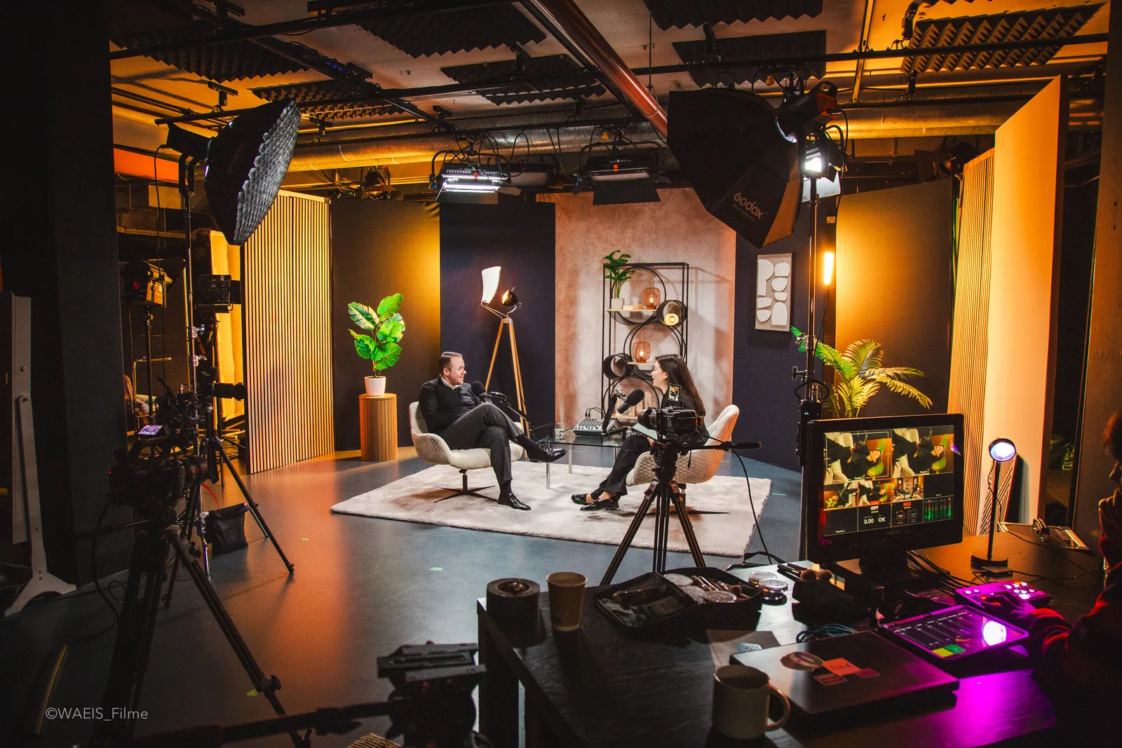 Studio-Set mit Regieplatz und Licht