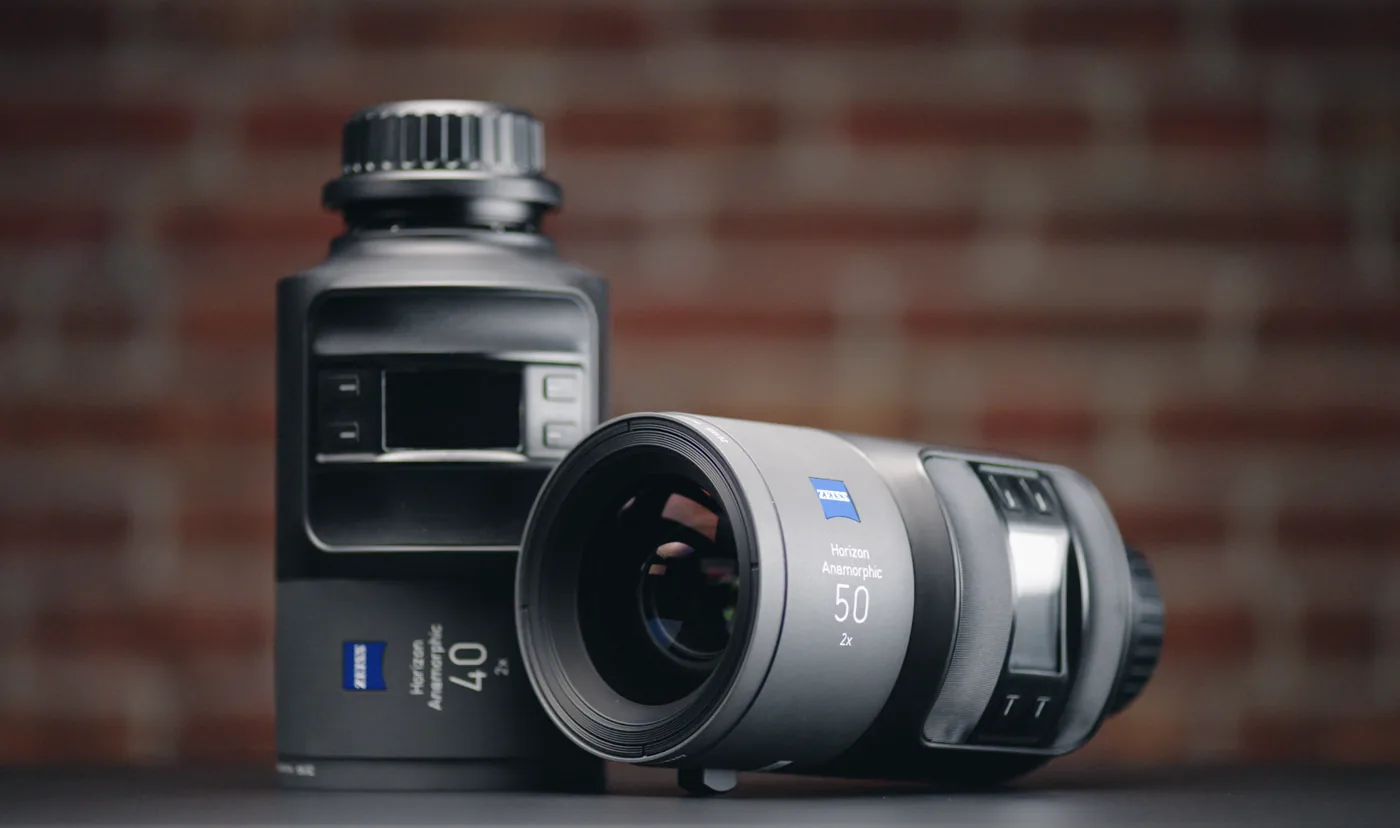 Zwei ZEISS Horizon Anamorphic Objektive vor einer Backsteinwand